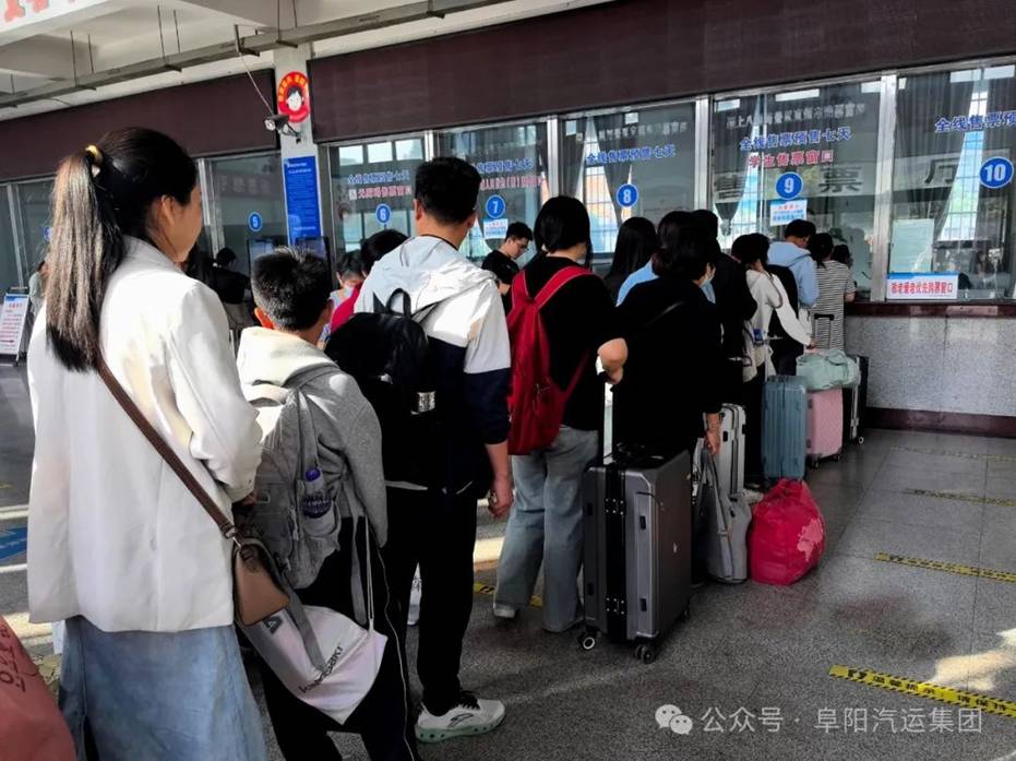 阜汽集團全力護(hù)送五一返程客流